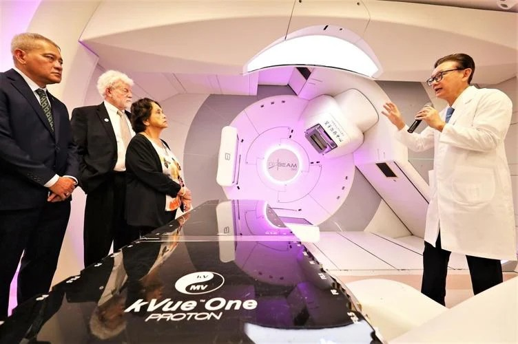Gov. Lou Leon Guerrero and others from Guam learn about the Proton Therapy Center at China Medical University Hospital